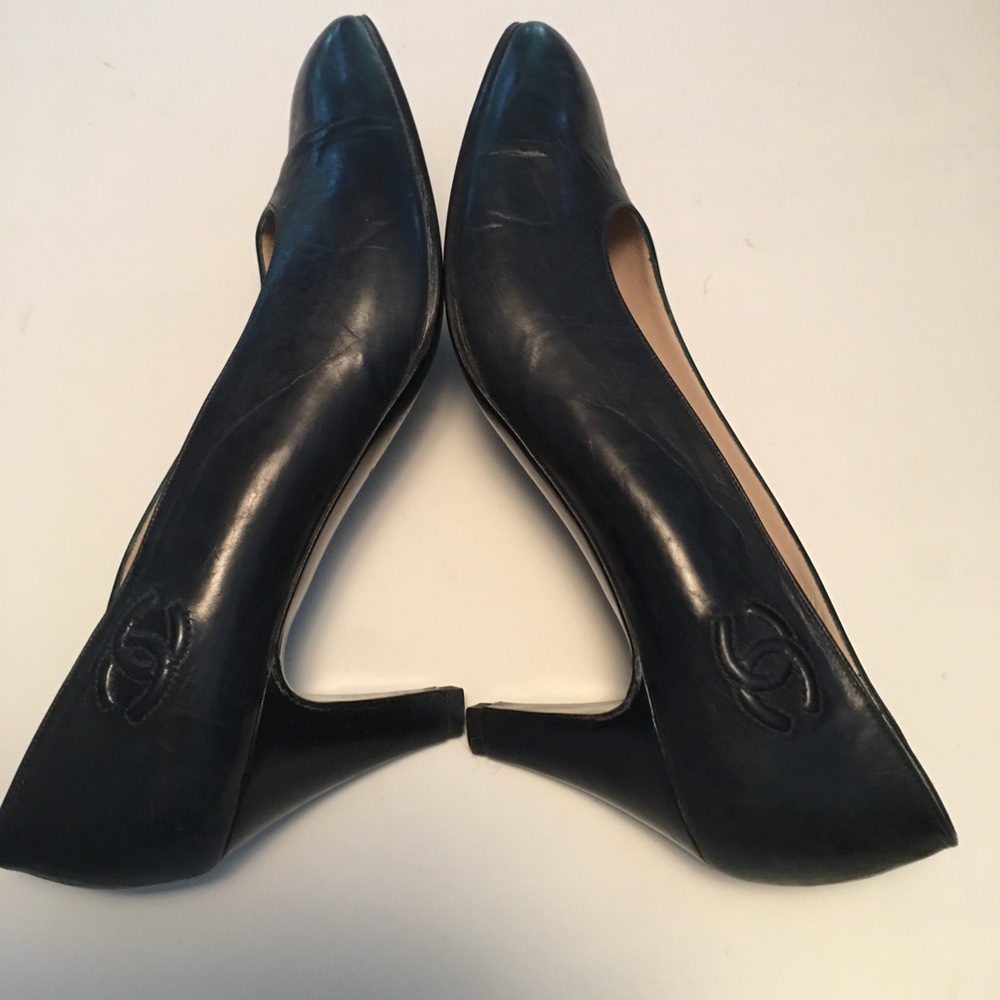 Chanel Vintage pump, logo on side, navy
